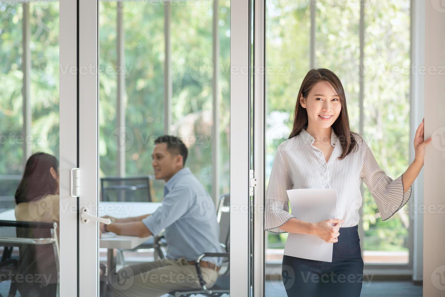 i dipendenti aziendali si divertono e sono felici di lavorare nell'ufficio dell'azienda con un atteggiamento positivo. foto