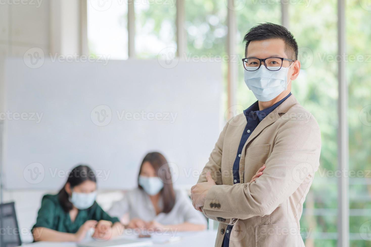 dipendenti aziendali che indossano la maschera durante il lavoro in ufficio per mantenere l'igiene seguire la politica aziendale.preventivo durante il periodo di epidemia da coronavirus o covid19. foto