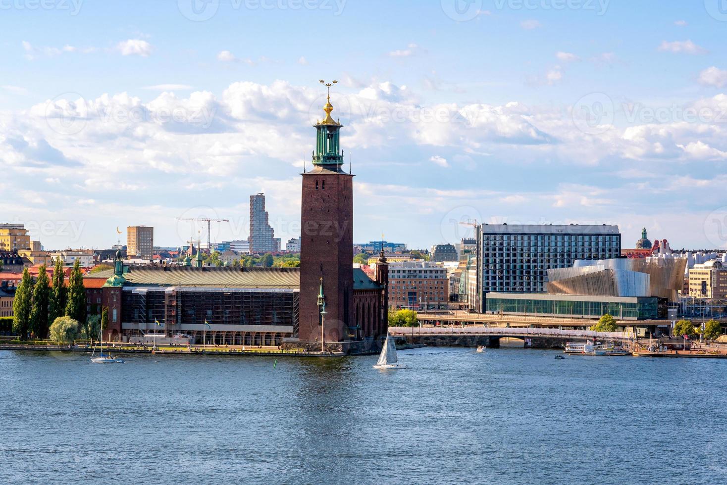 Vista della città di Stoccolma sul porto marittimo nella stagione estiva a Stoccolma, Svezia foto