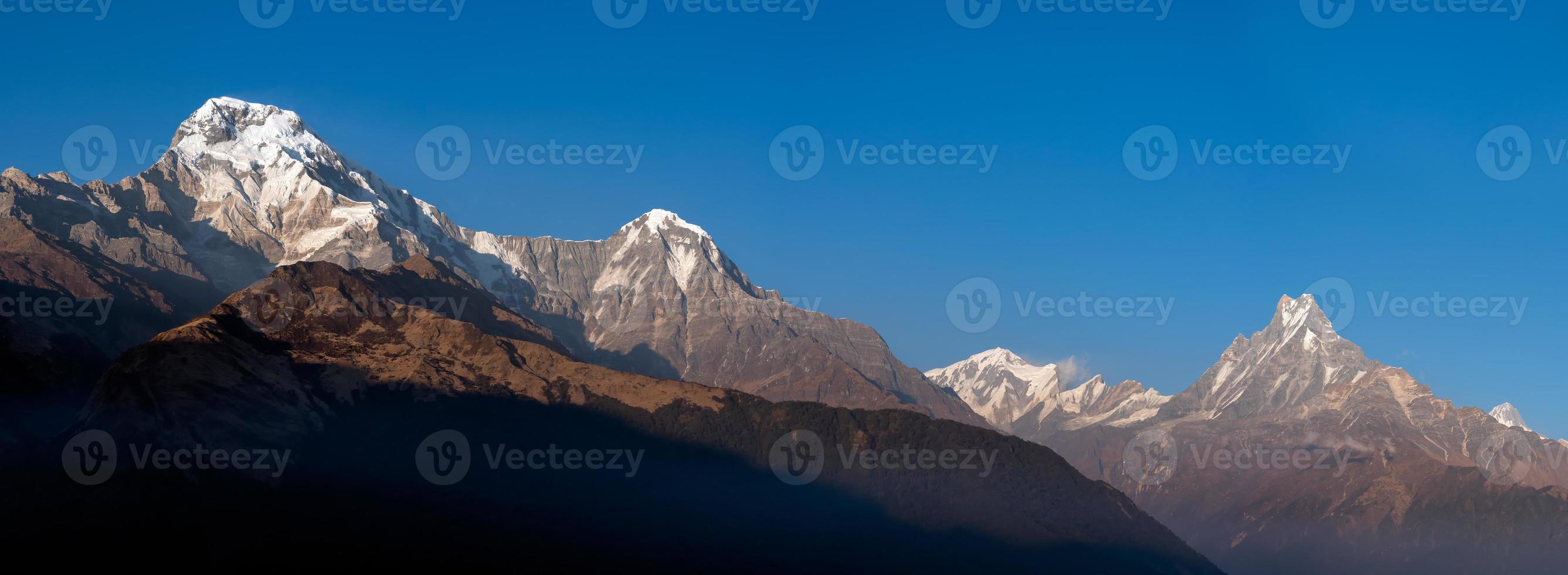 Panorama vista della natura della catena montuosa himalayana con cielo blu chiaro in Nepal foto