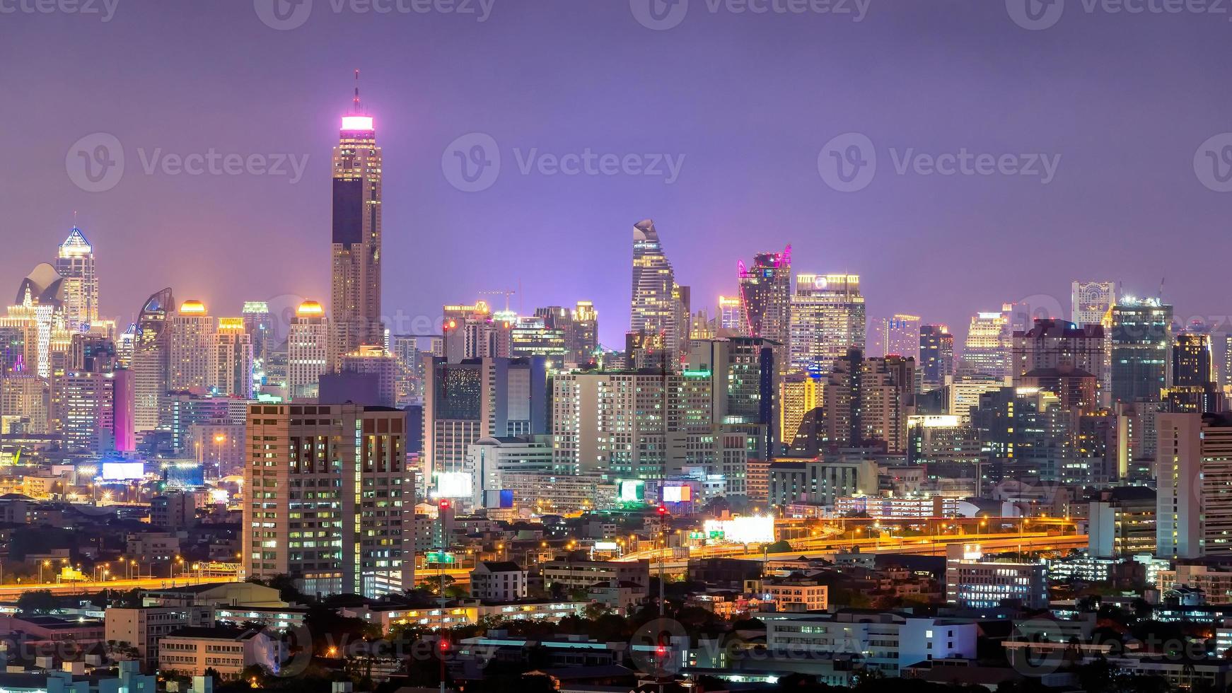 vista del paesaggio urbano del moderno edificio aziendale a bangkok, in Thailandia. foto