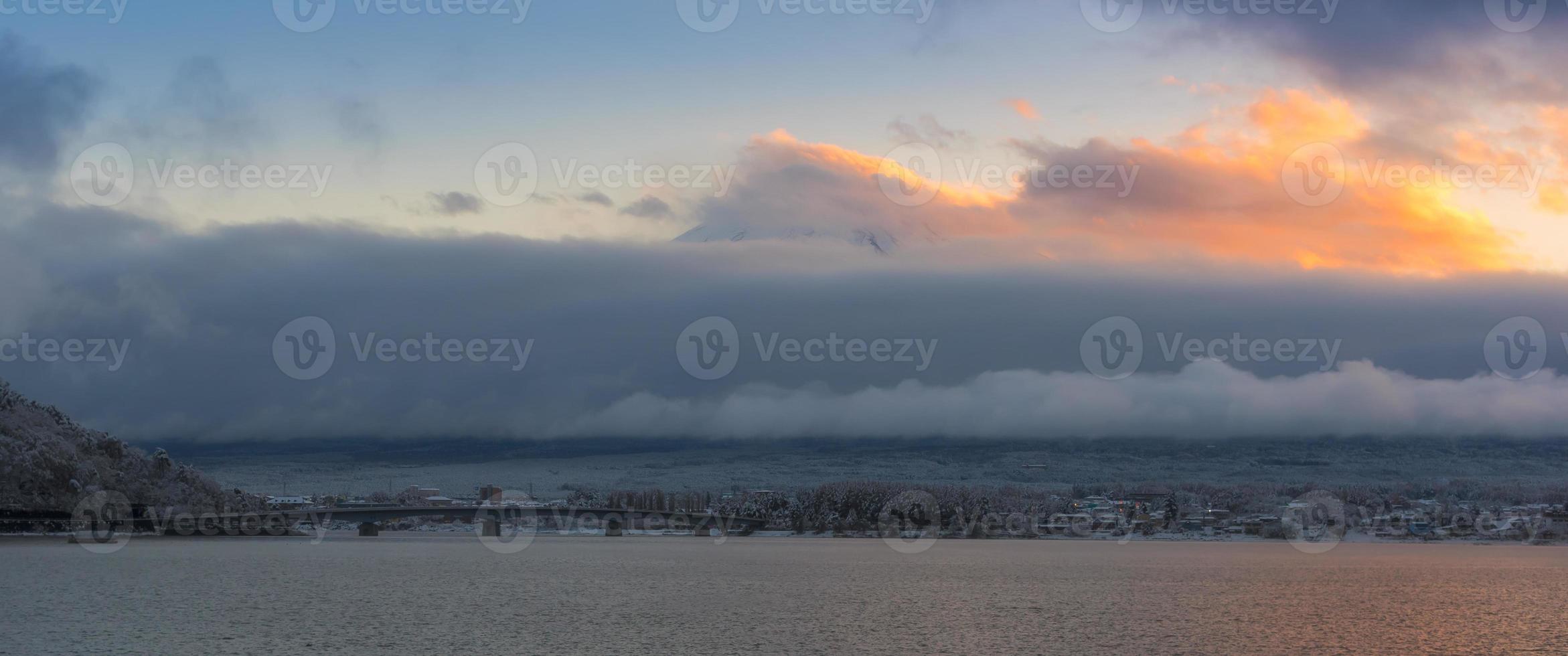 bellissima vista del paesaggio naturale del monte fuji a kawaguchiko durante il tramonto nella stagione invernale in giappone. il monte fuji è un luogo speciale di bellezza paesaggistica e uno dei siti storici del Giappone foto