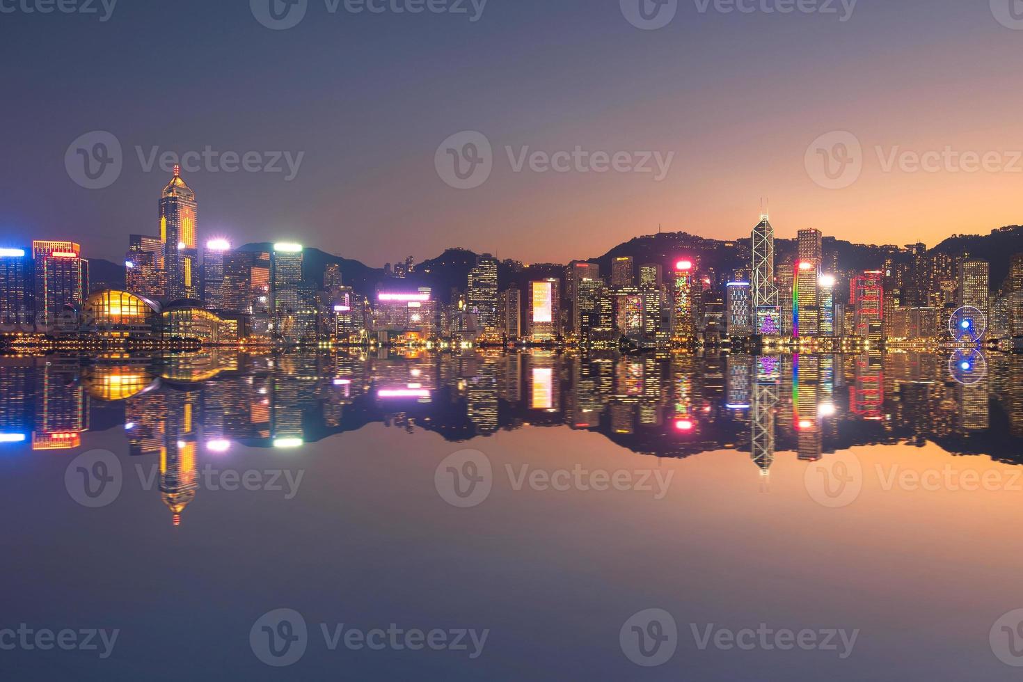 hong kong downtown cityscape vista durante il tramonto dal lato di kowloon a hong kong. foto