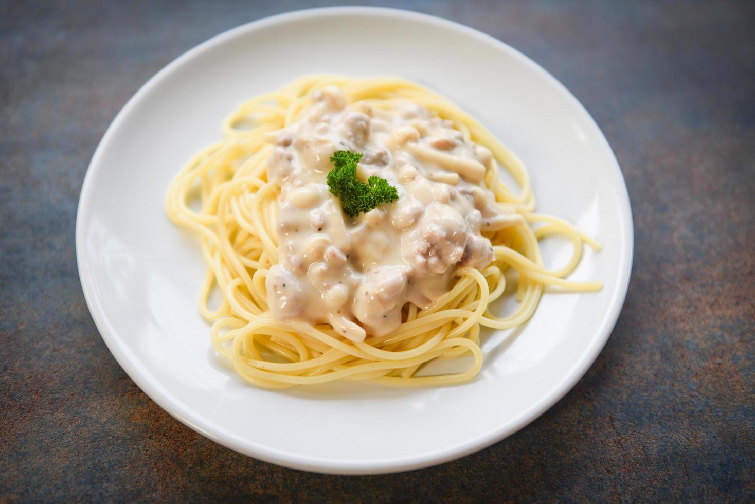 spaghetti pasta italiana servita su piatto bianco con prezzemolo nel ristorante cibo italiano e concetto di menu - spaghetti alla carbonara foto