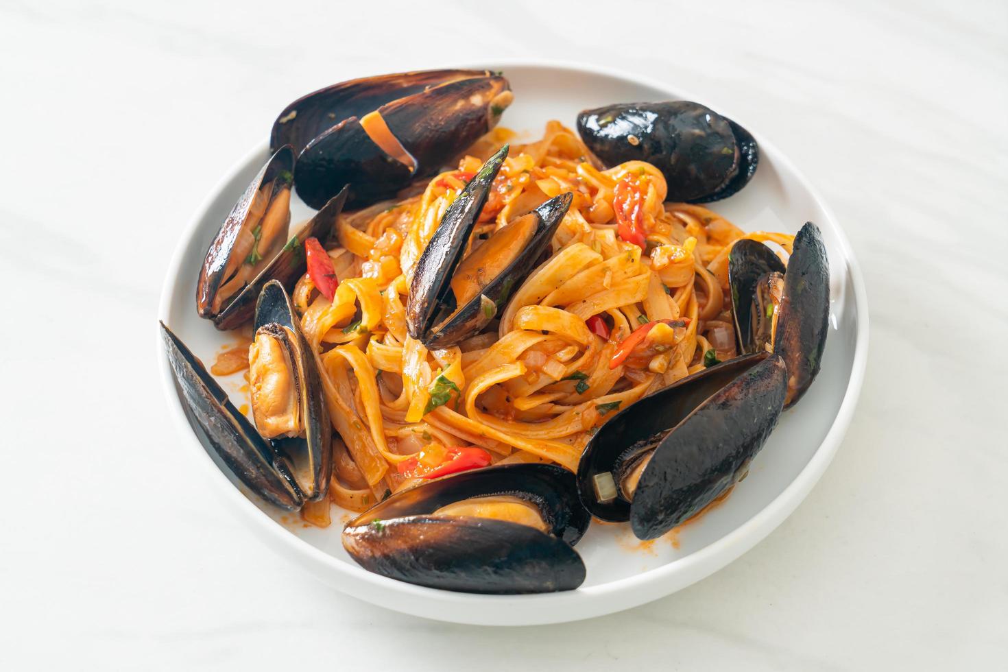 spaghetti con cozze o vongole e salsa di pomodoro foto