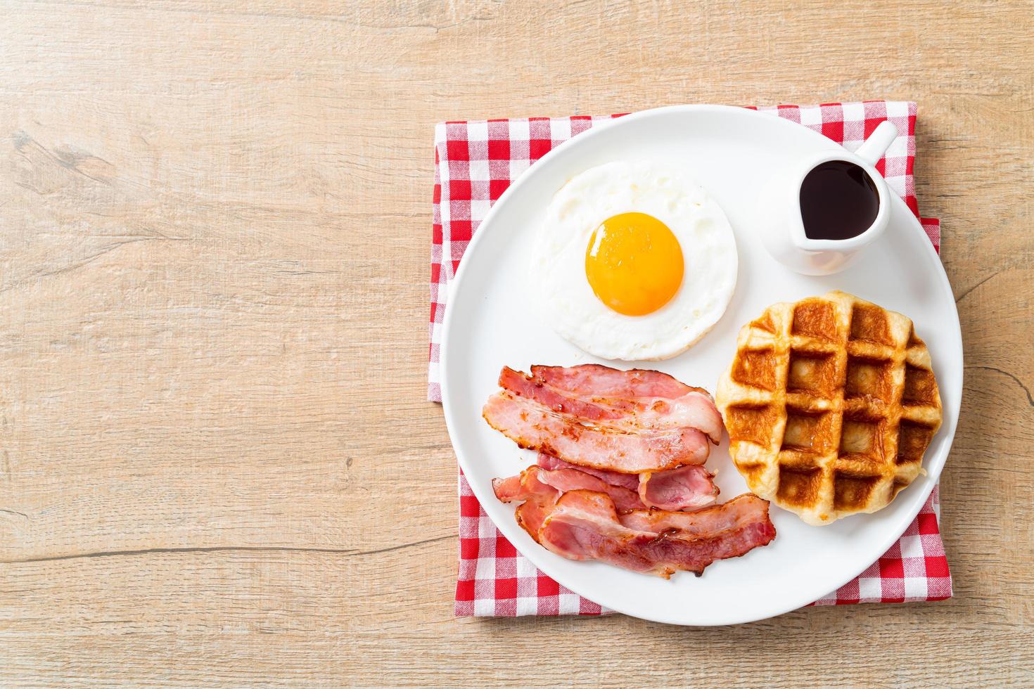 uovo fritto con bacon e waffle foto