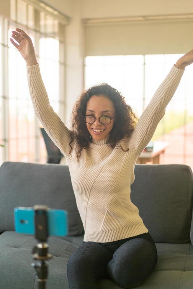 influencer latina che gira video e parla con la fotocamera per il blog foto