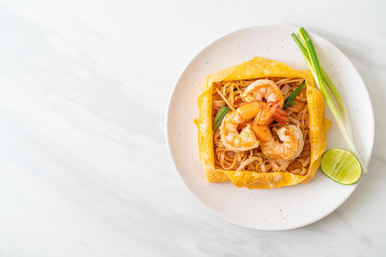 noodles saltati in padella tailandesi con gamberi e involucro di uova foto