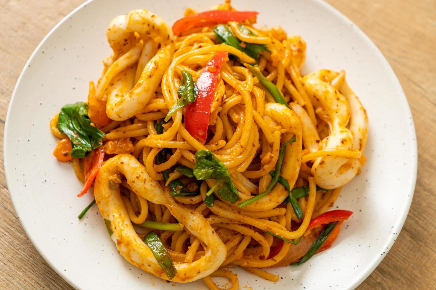 spaghetti saltati in padella con uovo salato e calamari foto