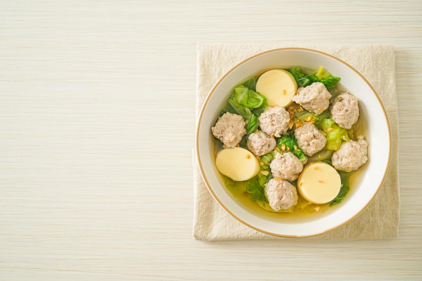 zuppa chiara con tofu e carne di maiale macinata foto