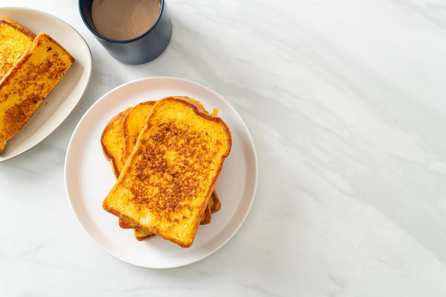 toast alla francese su piatto bianco foto