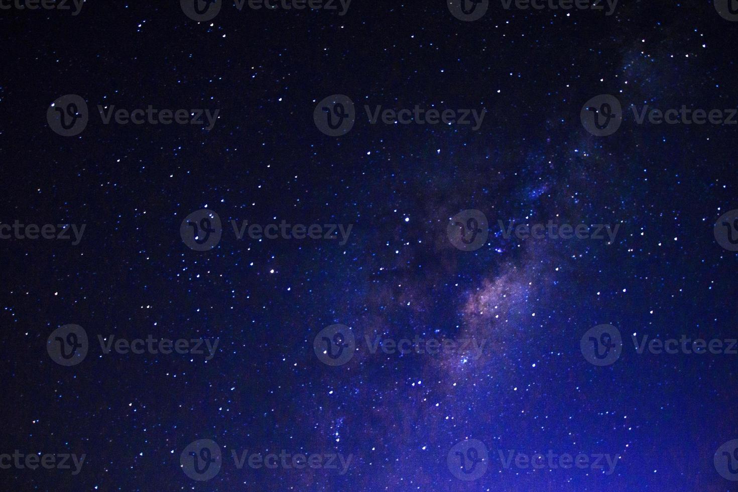 spazio blu scuro cielo galassia e stelle bellissimo universo. sfondo dello spazio con la galassia in nero. foto
