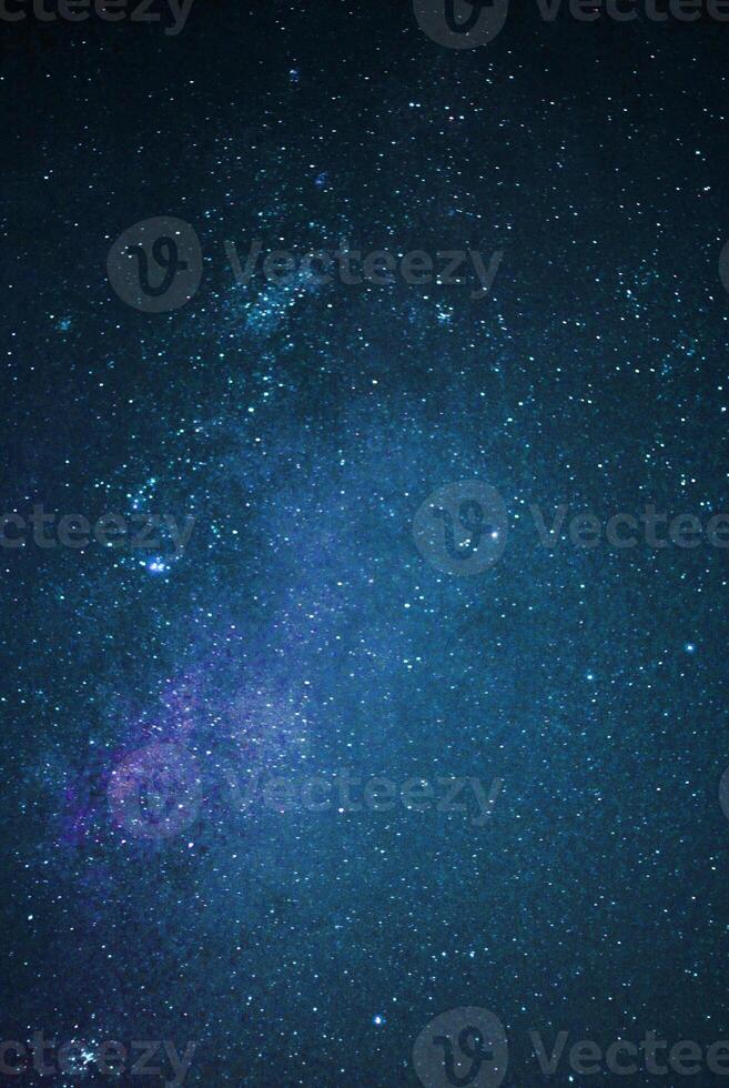 spazio blu scuro cielo galassia e stelle bellissimo universo. sfondo dello spazio con la galassia in nero. foto