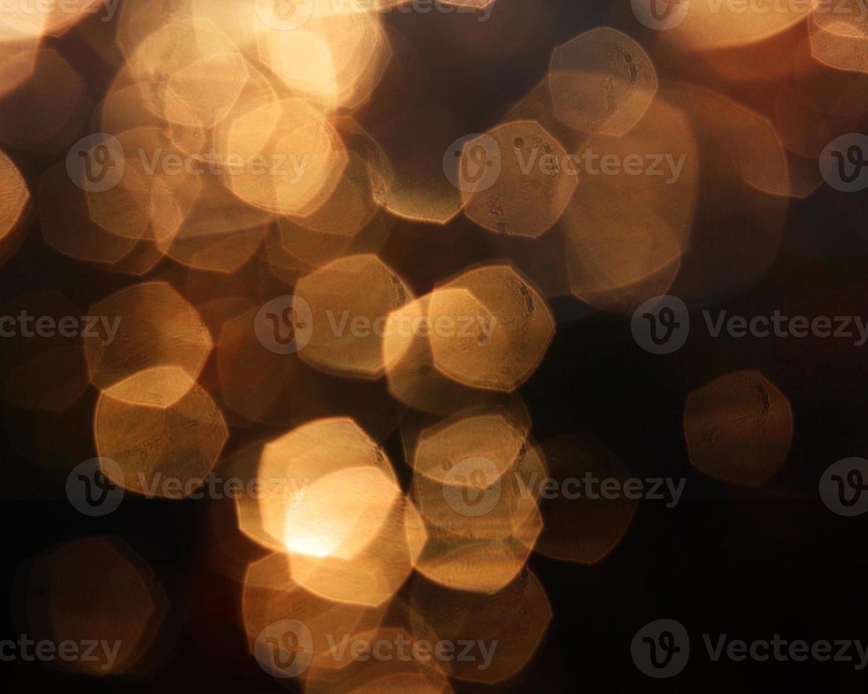 Sfocatura arancione luci di Natale sfondo. luci astratte sfocate sfocate punti luce neri . foto