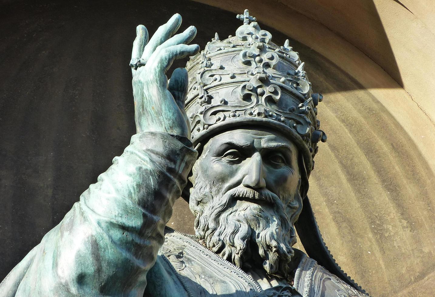 statua di papa gregorio xiii nel municipio di bologna. Italia foto