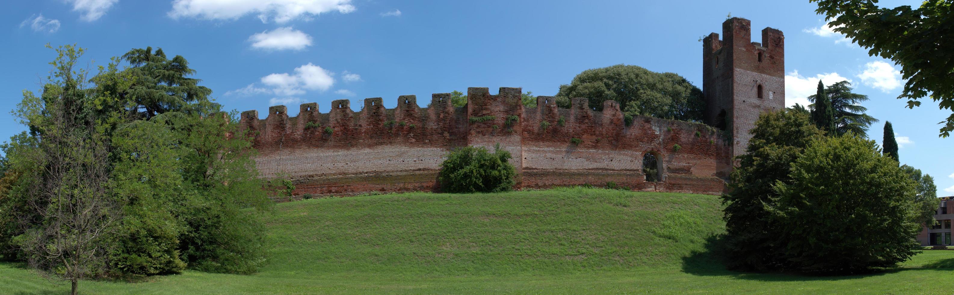panorama delle mura del borgo medievale fortificato di castelfranco veneto. treviso, italia. foto