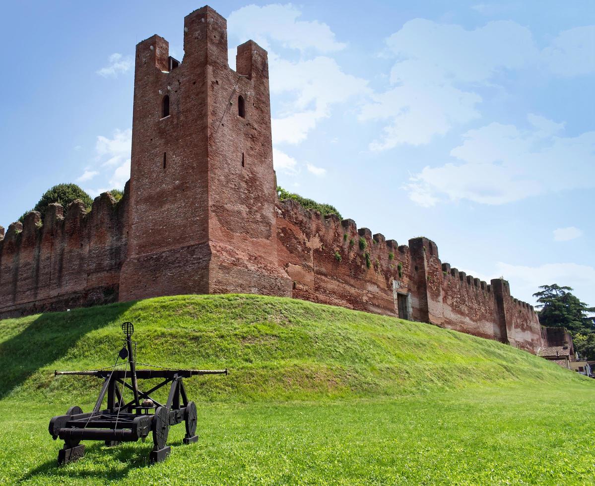 veduta delle mura del borgo medievale fortificato di castelfranco veneto. padova, italia. foto