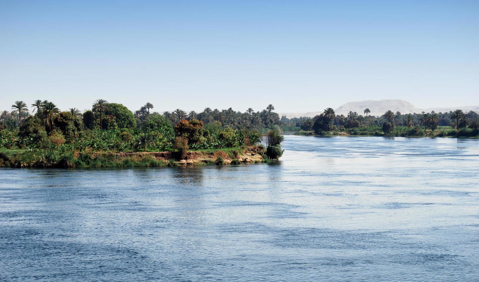 crociera sul fiume nilo. riva del fiume Nilo, Egitto meridionale. Africa foto