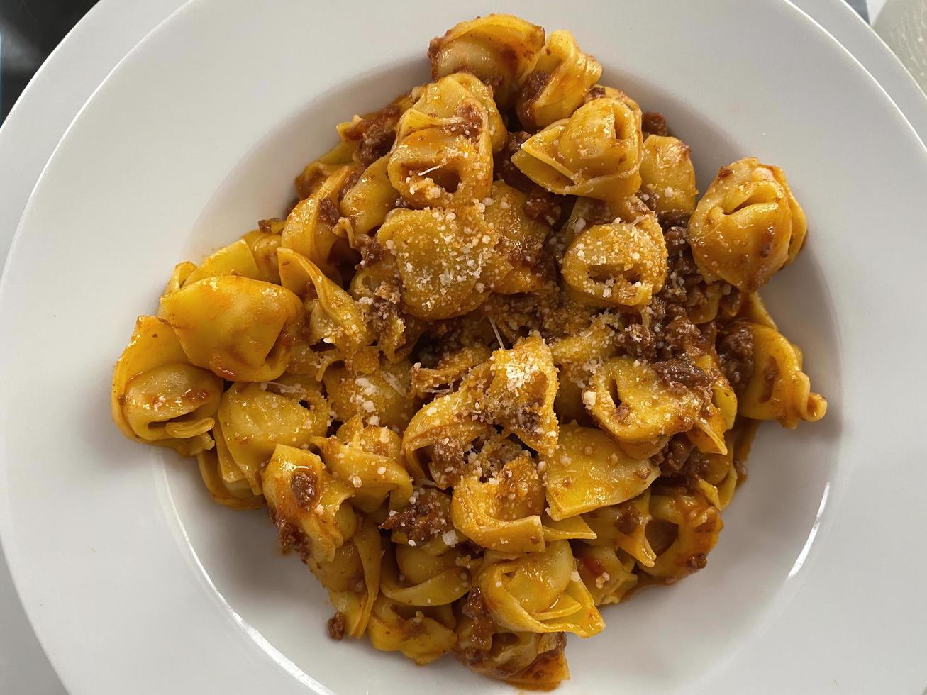 tortellini al ragù alla bolognese, tortellini al ragù alla bolognese, al parmigiano reggiano. foto