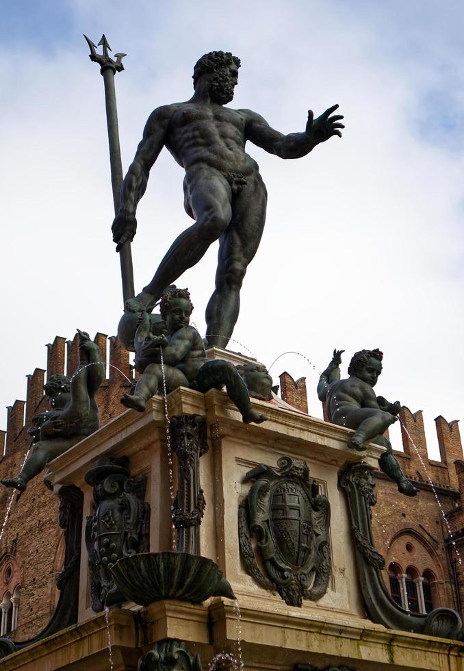 la fontana del nettuno a bologna, italia foto