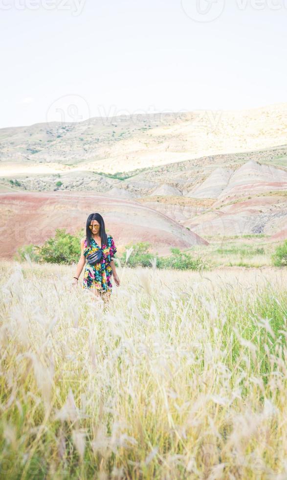 ragazza nel campo di prato in primavera foto