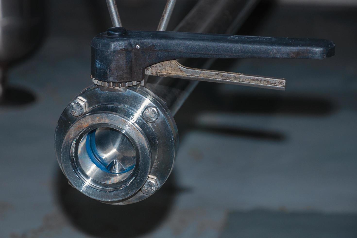 portello di manutenzione in un serbatoio di stoccaggio in acciaio inox per vino presso lo stabilimento di produzione della cantina aurora a bento goncalves. un'accogliente cittadina di campagna nel sud del Brasile famosa per la sua produzione di vino. foto