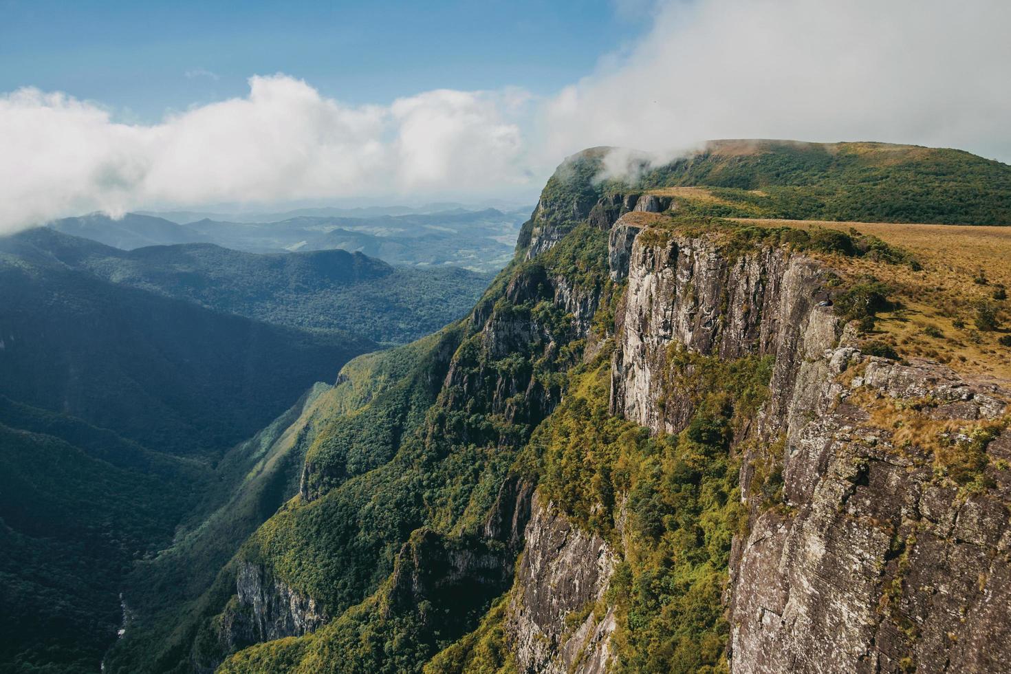 fortaleza canyon con ripide scogliere rocciose ricoperte da fitta foresta e nebbia che sale il burrone vicino a cambara do sul. una piccola cittadina di campagna nel sud del Brasile con incredibili attrazioni turistiche naturali. foto