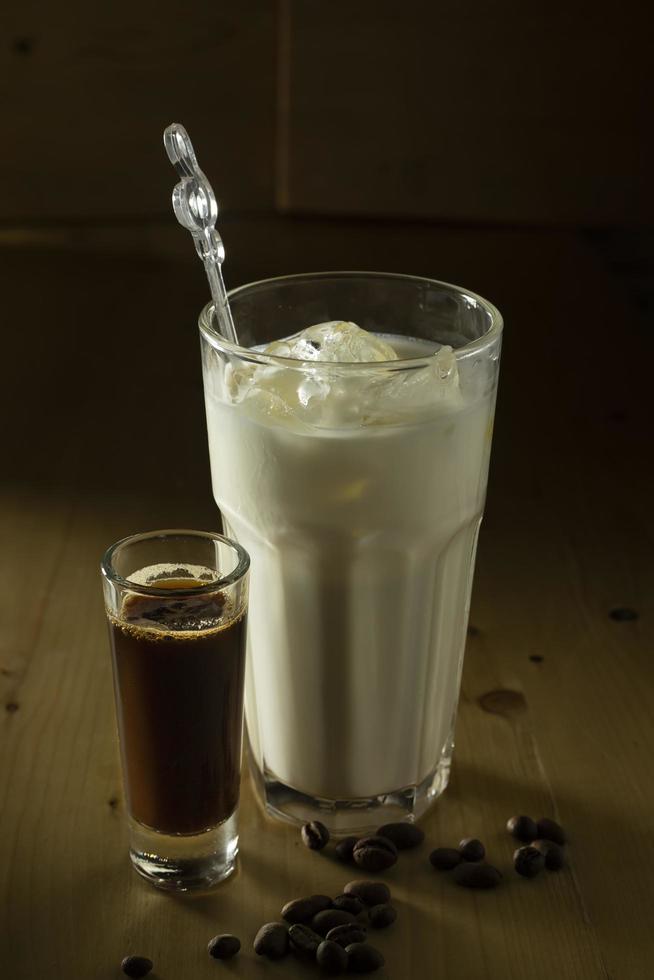 tazza di caffè e fagioli sul tavolo di legno foto