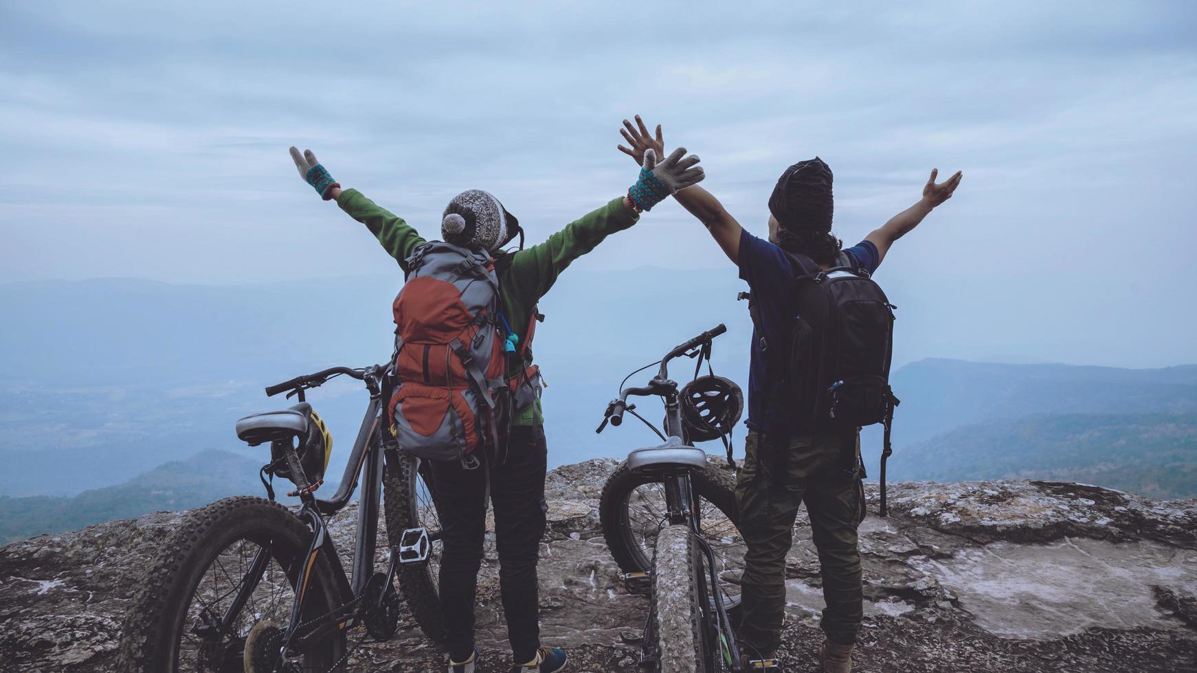 donne e uomini amante asiatici viaggiano nella natura. viaggio relax andare in bicicletta natura selvaggia. in piedi su una scogliera rocciosa. Tailandia foto