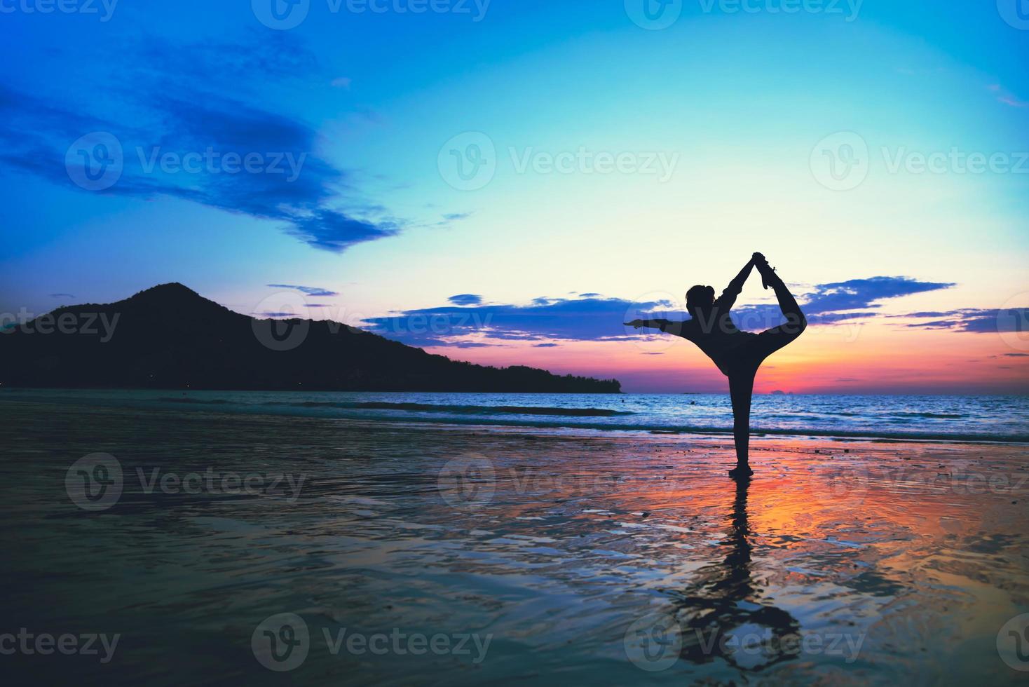 giovane donna yoga in spiaggia esercizio felice estate. foto