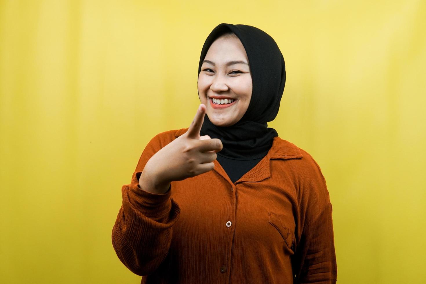 bella giovane donna musulmana asiatica con le mani che puntano alla telecamera, indicando il pubblico, indicando il cliente, sorridendo fiducioso e allegro, isolato foto