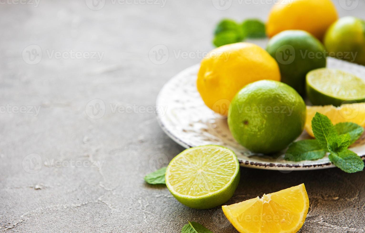 piatto con limoni e lime foto