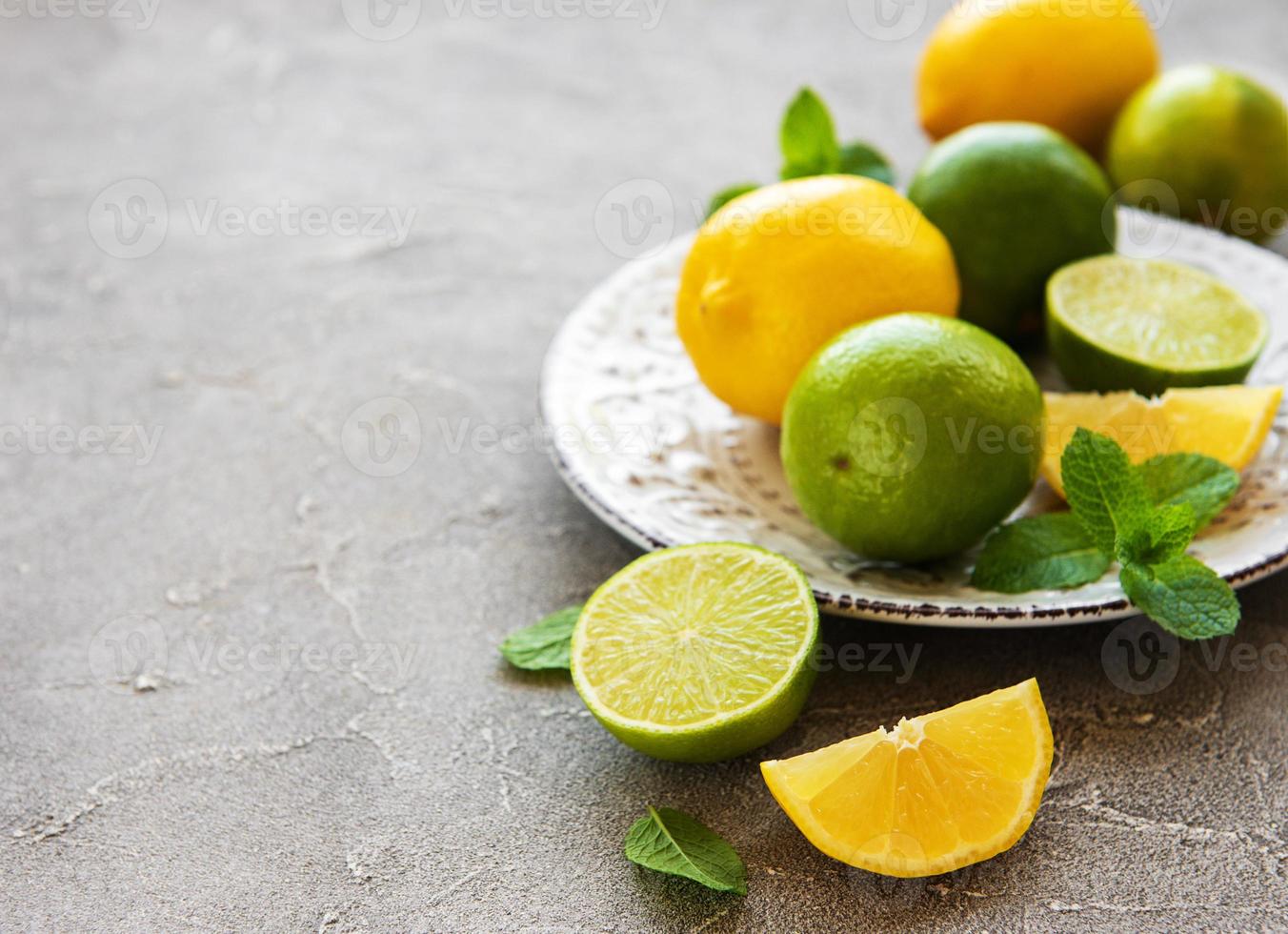 piatto con limoni e lime foto