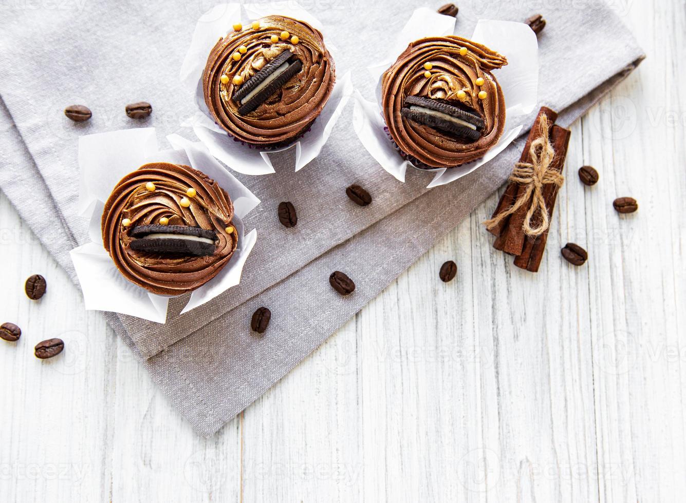 cupcakes al cioccolato su un tavolo foto