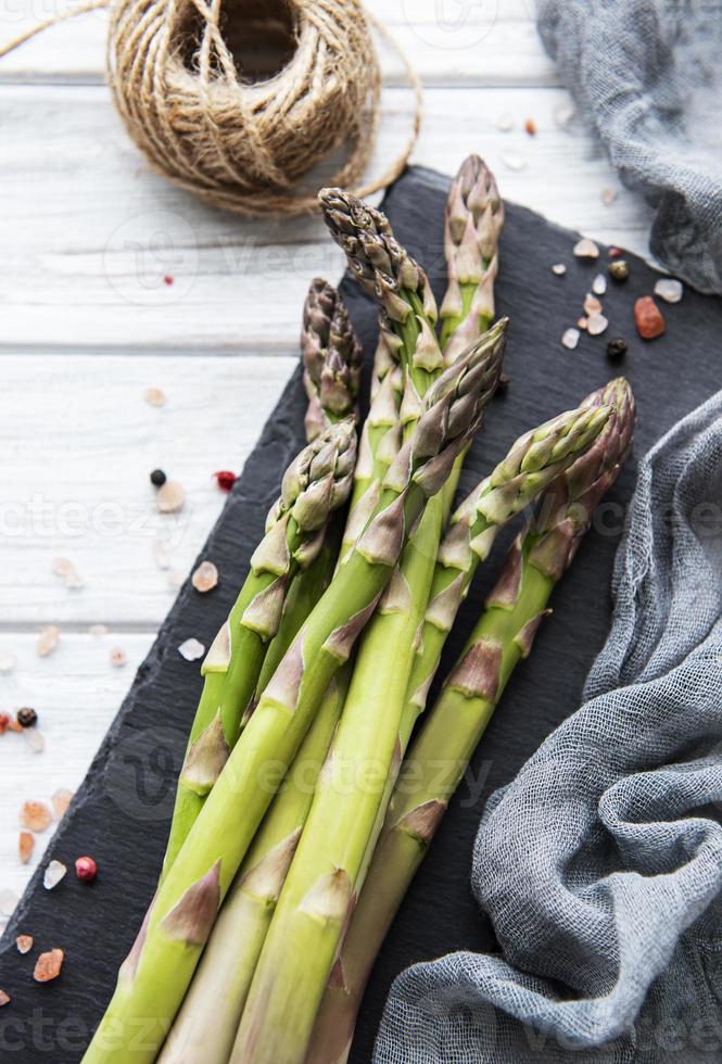 asparagi verdi freschi foto