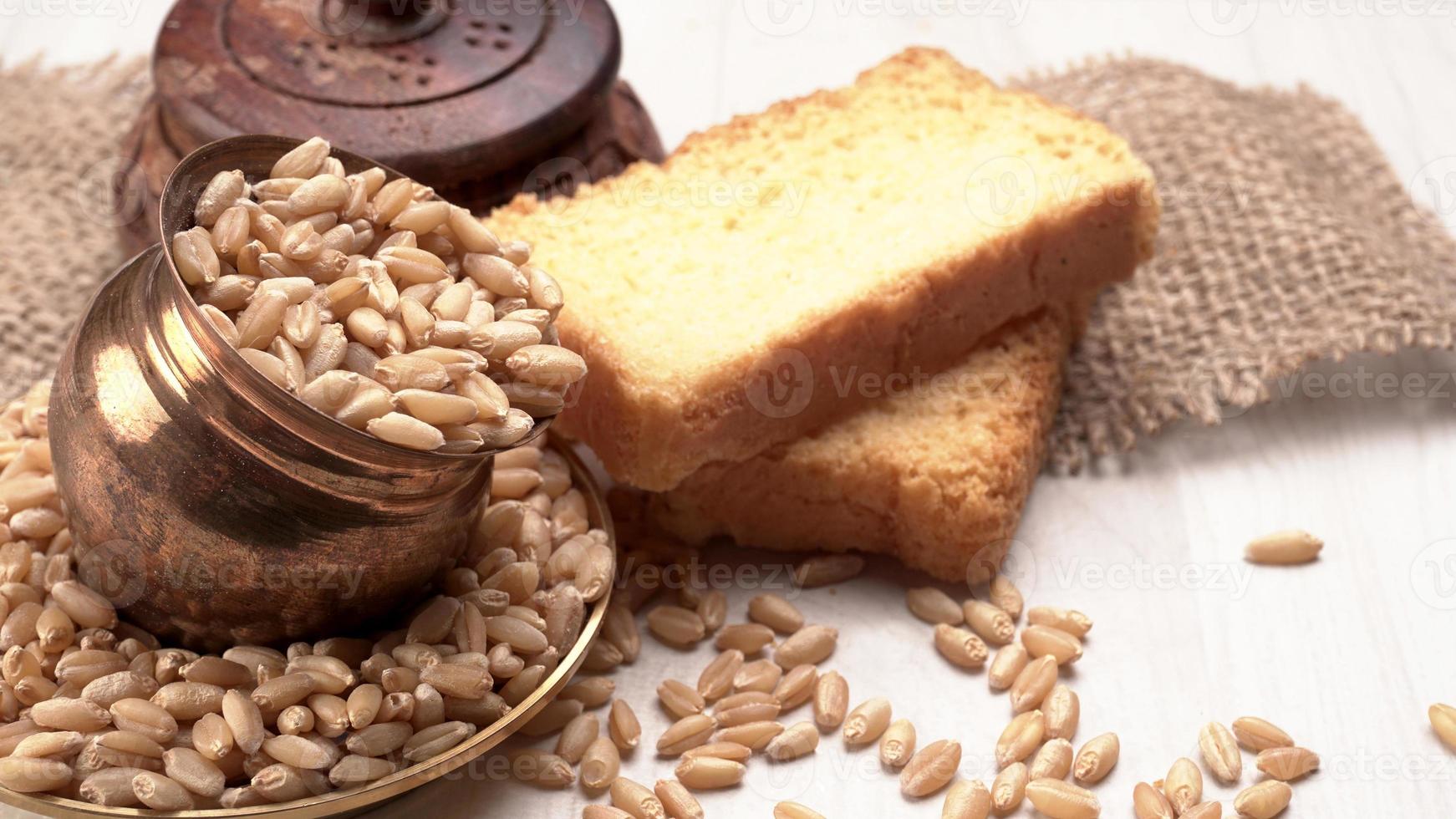 fette biscottate croccanti o pane tostato per una vita sana con grano a colazione. foto