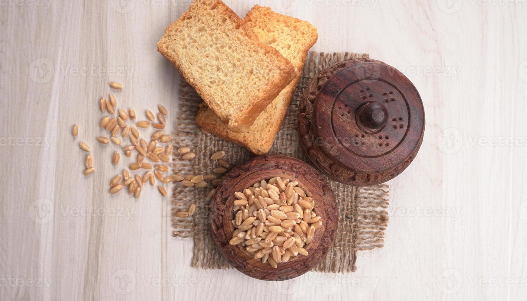 fette biscottate croccanti o pane tostato per una vita sana con grano a colazione. foto