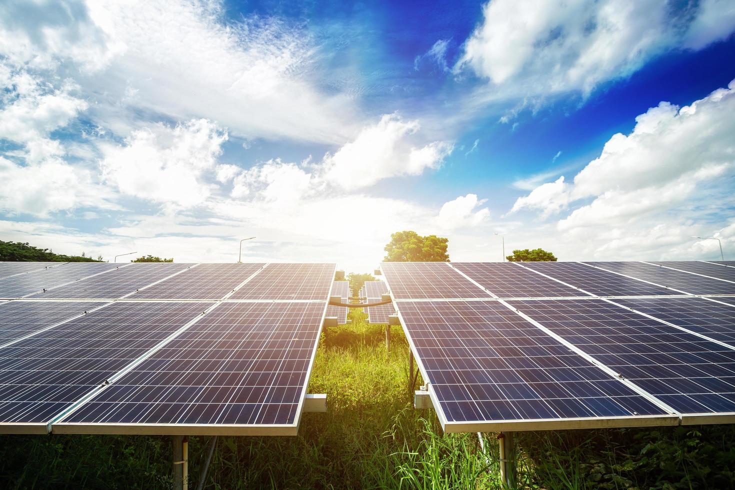 pannello solare su sfondo azzurro del cielo, concetto di energia alternativa, energia pulita, energia verde. foto