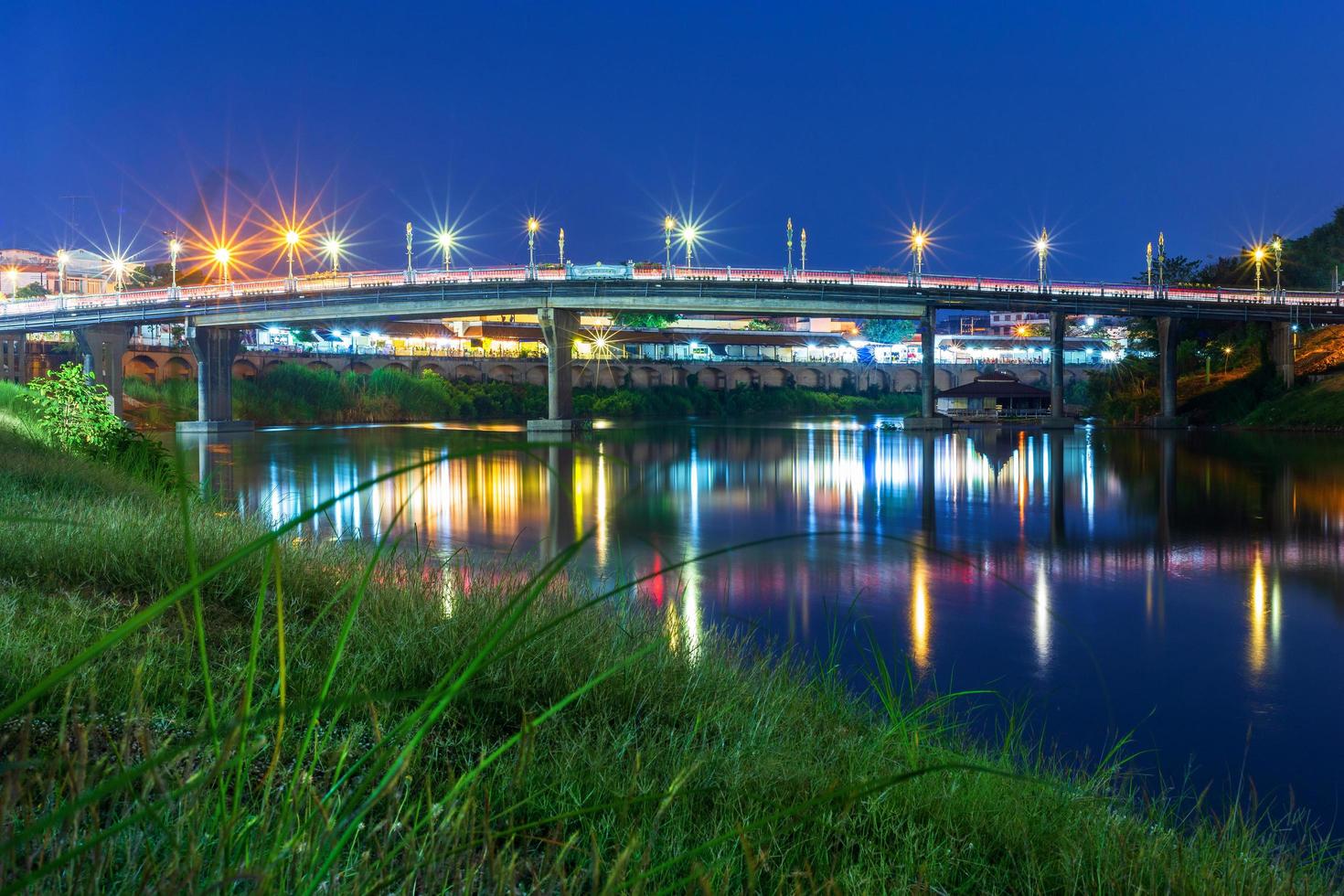 il colore del semaforo notturno sulla strada sul ponte foto