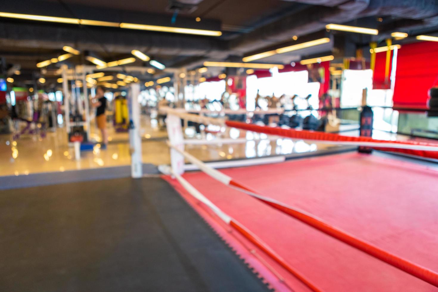 sfocatura astratta di interni sfocati della palestra di boxe e centro benessere fitness con attrezzature per esercizi sportivi palestra sfocatura dello sfondo. foto