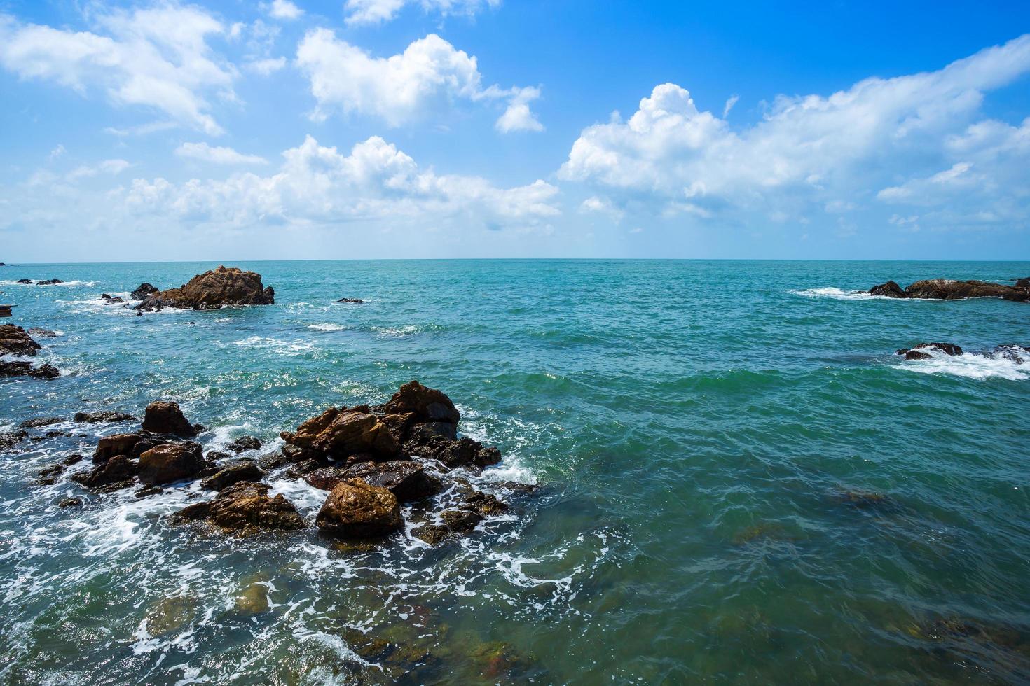 bellissimo il mare a hat chao lao beach a chanthaburi, thailandia. foto