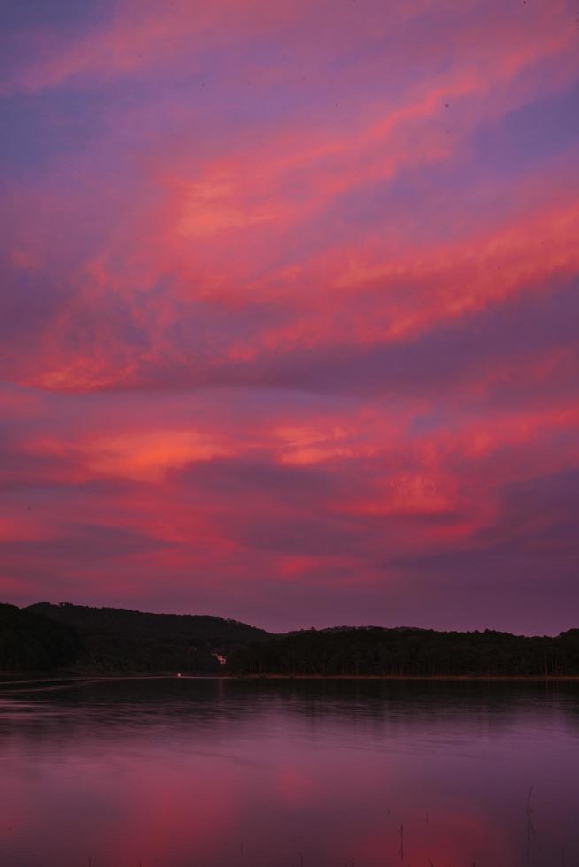 tramonto in riva al lago foto