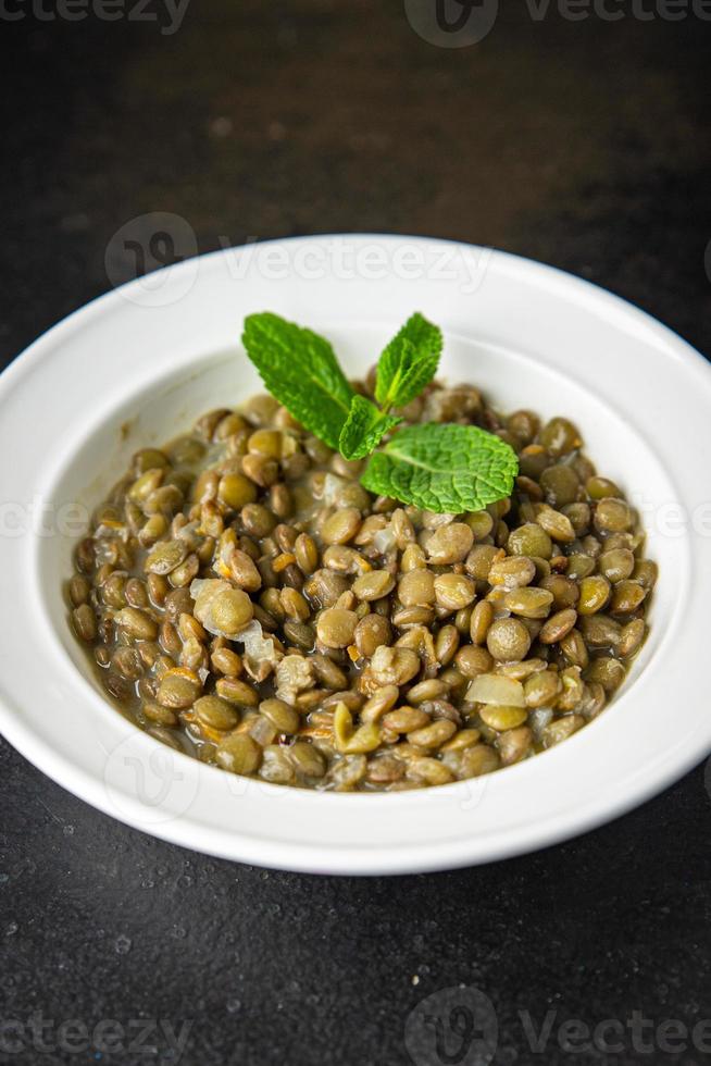 lenticchie verdi in umido salsa di fagioli pasto sano cibo sfondo foto