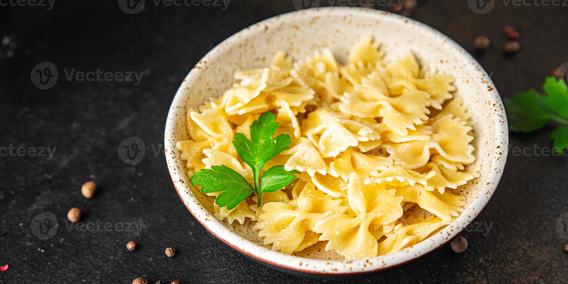 Farfalle pasta fiocchi di grano duro forma pasto cibo sfondo foto