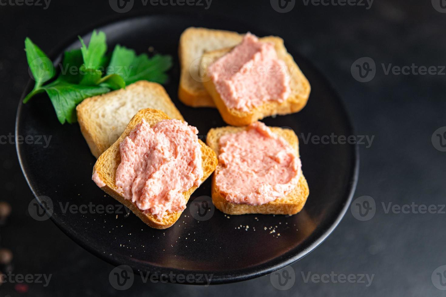 panino smorrebrod spuntino pasto caviale uova di capelin foto