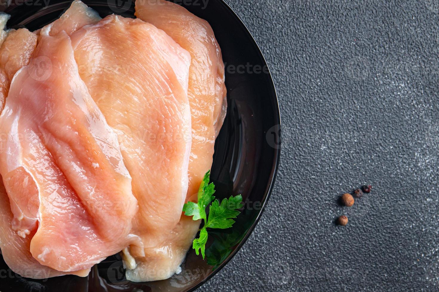 strisce di pollo crudo fette di petto di pollame farina di carne dieta snack sfondo foto