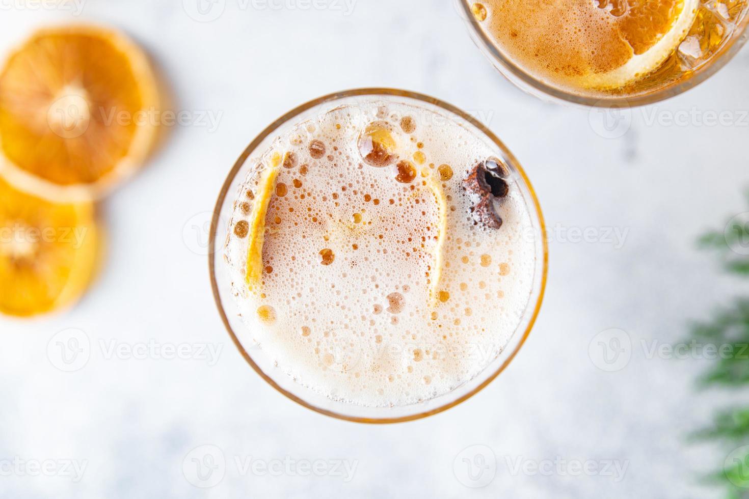 cocktail di vin brulè di natale frizzante, vino grog spezie bevanda di capodanno dolce foto