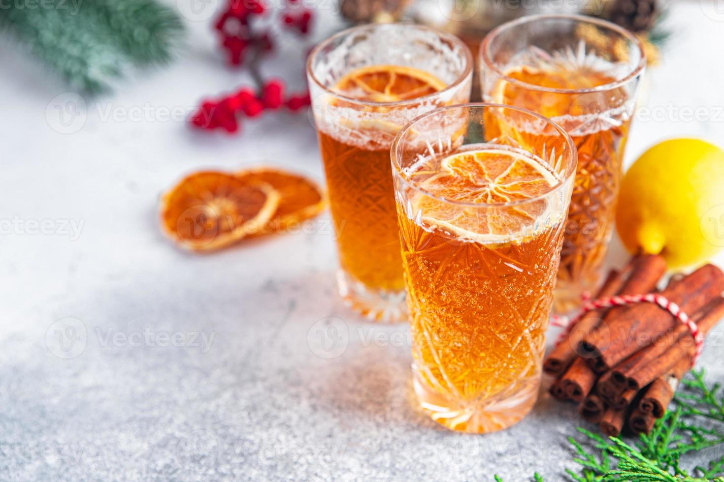 cocktail di vin brulè di natale frizzante, vino grog spezie bevanda di capodanno dolce foto