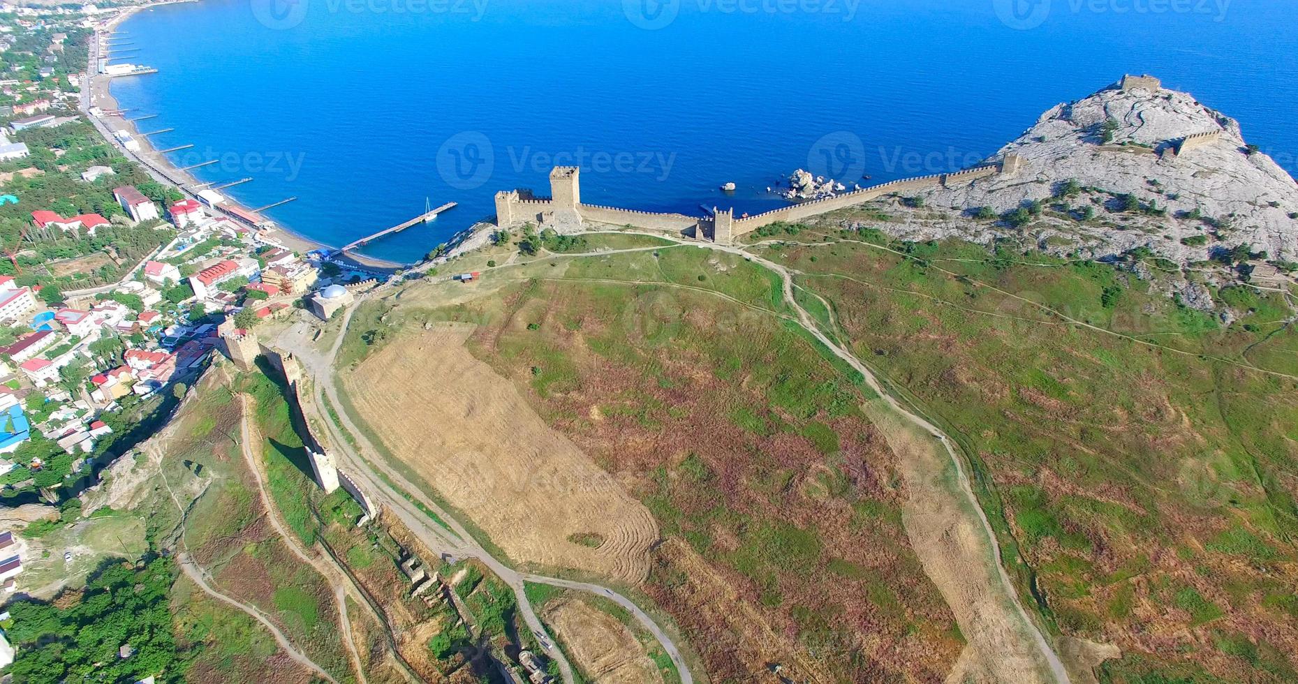 veduta aerea del paesaggio montano con i genovesi. foto