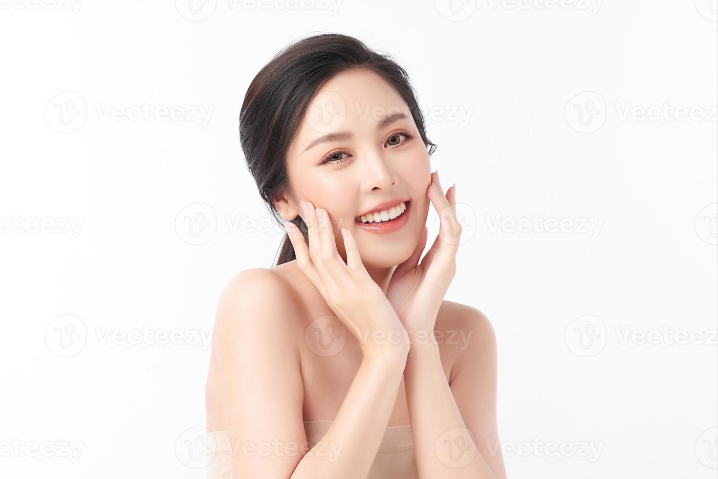 bella giovane donna asiatica con pelle fresca e pulita su sfondo bianco, cura del viso, trattamento viso, cosmetologia, bellezza e spa, ritratto di donne asiatiche. foto